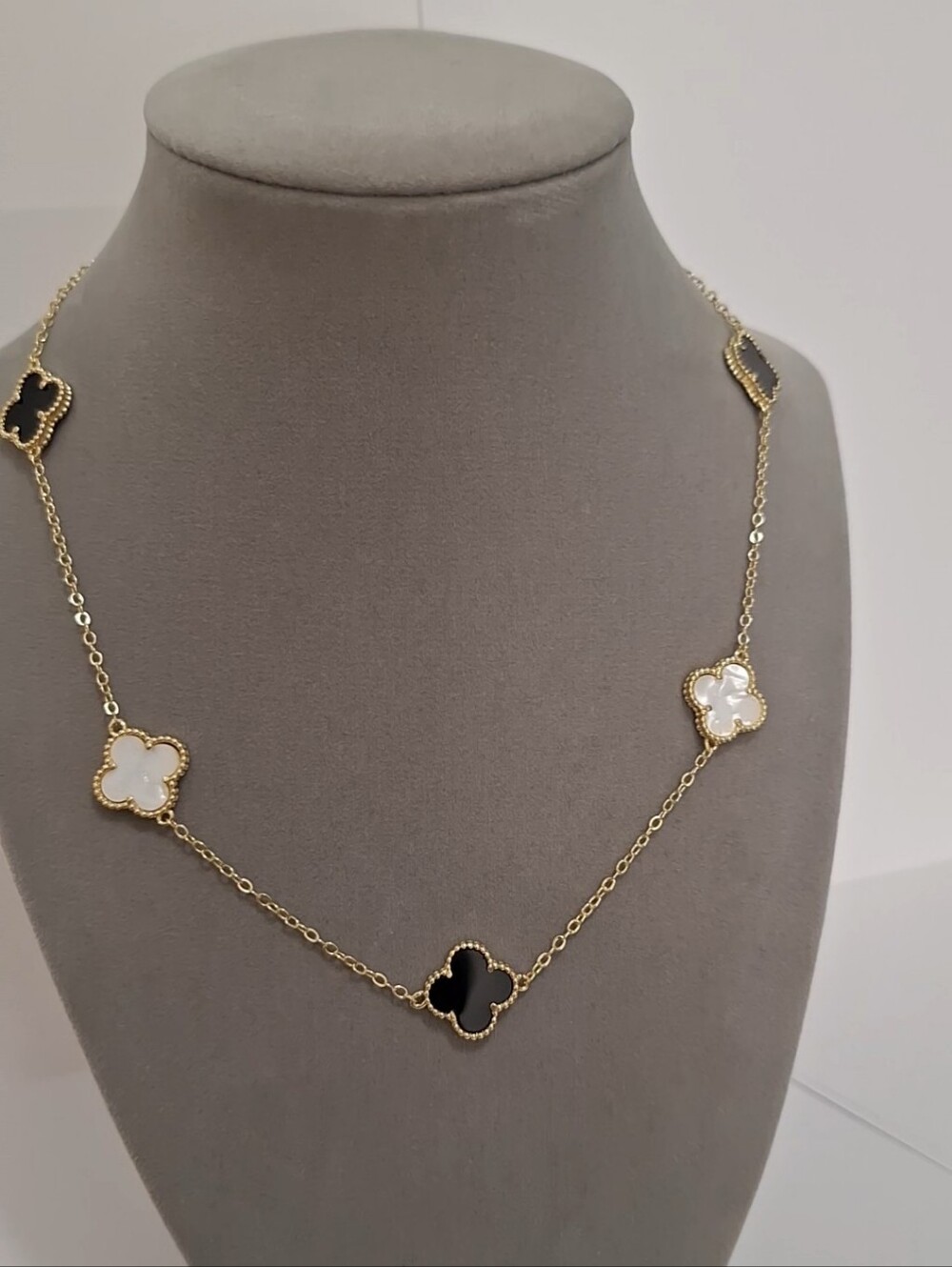 Mother pearl and black onyx clover necklace